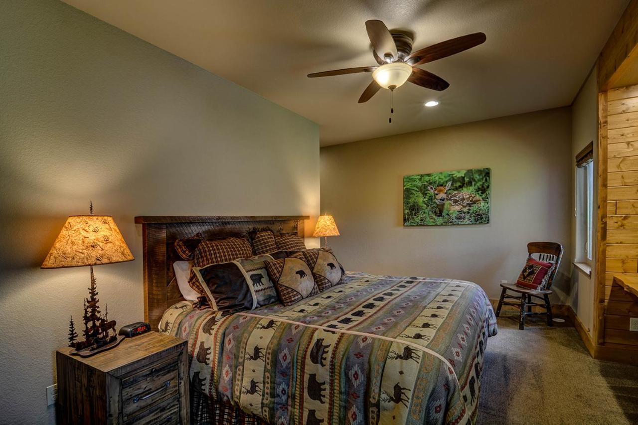 Whispering Pines Lodge: 9 Bedroom Eagle River Esterno foto