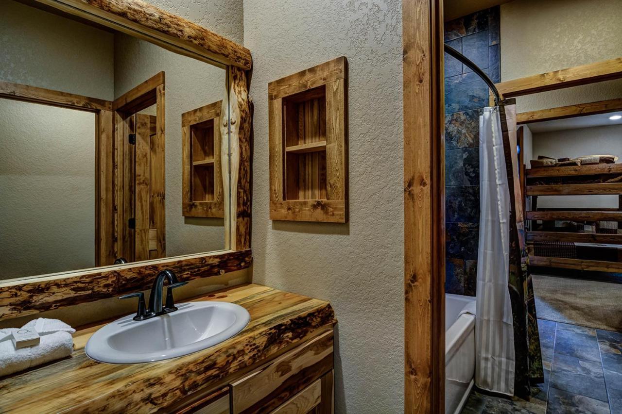 Whispering Pines Lodge: 9 Bedroom Eagle River Esterno foto